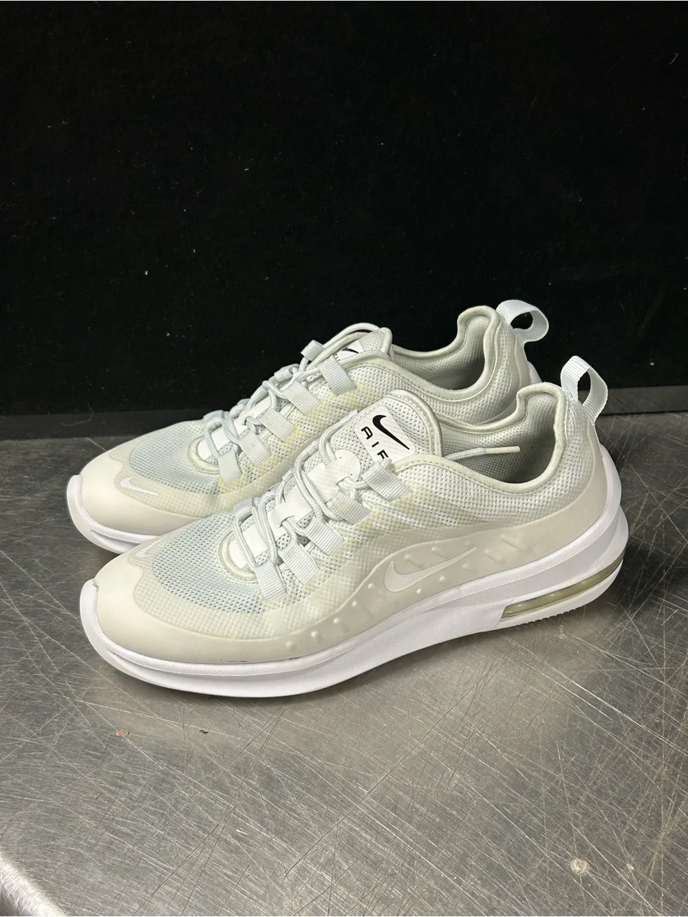 Nike AirMax Axis Size 8 Women - Picture 1 of 10